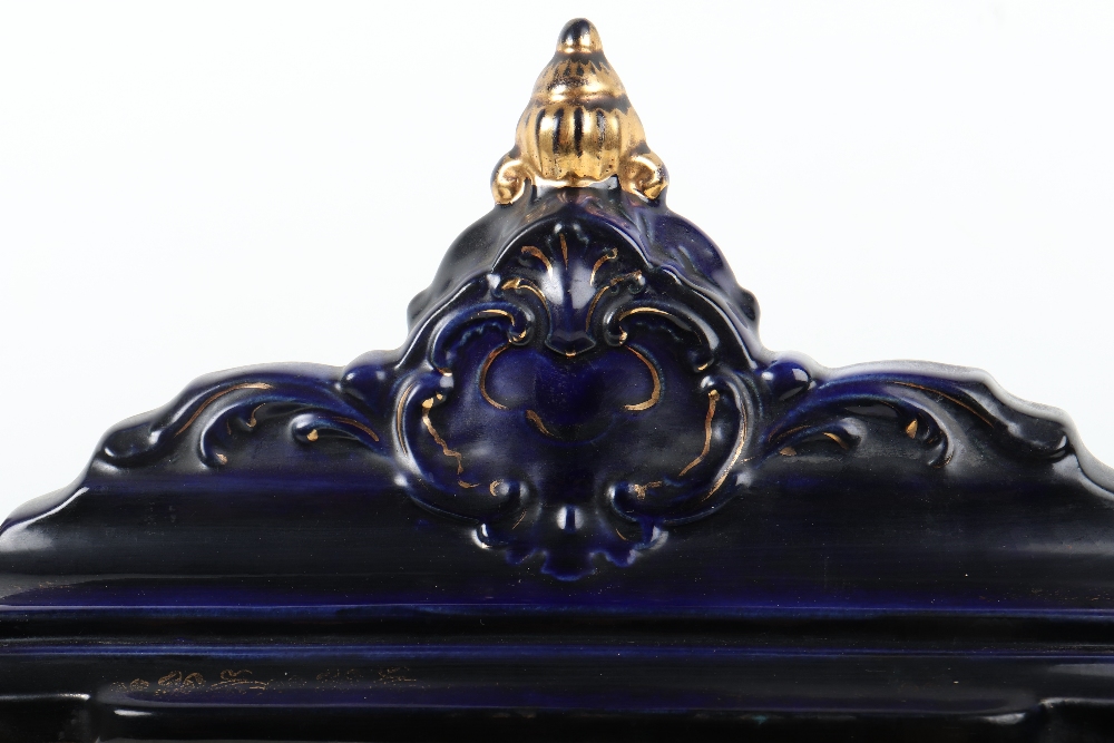 A 19th century painted ceramic cased mantle clock - Image 5 of 12