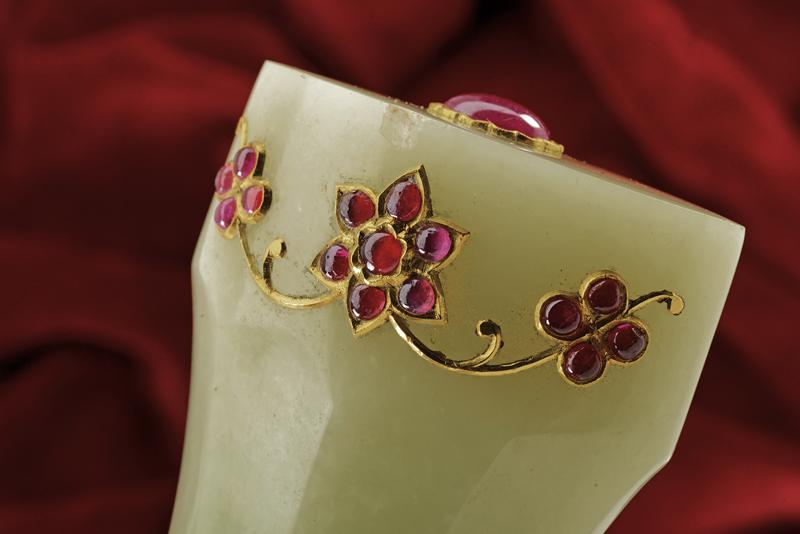 A beautiful jade hilted kandshar decorated with rubies and gold - Image 7 of 7