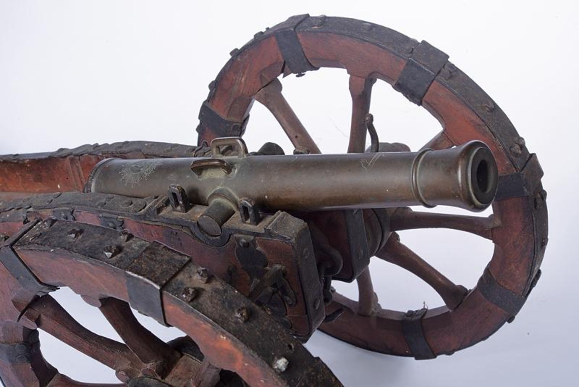 A cannon model with royal emblem - Bild 5 aus 5