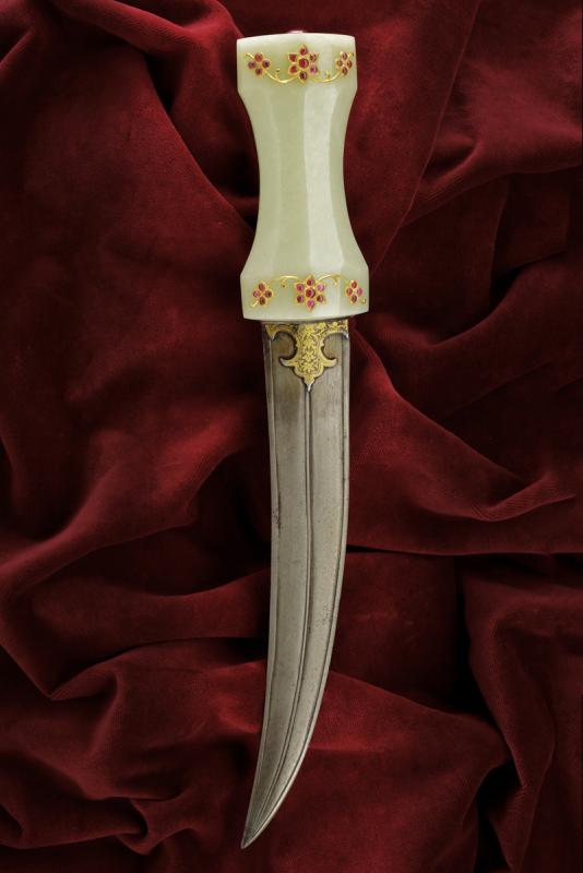 A beautiful jade hilted kandshar decorated with rubies and gold - Image 2 of 7