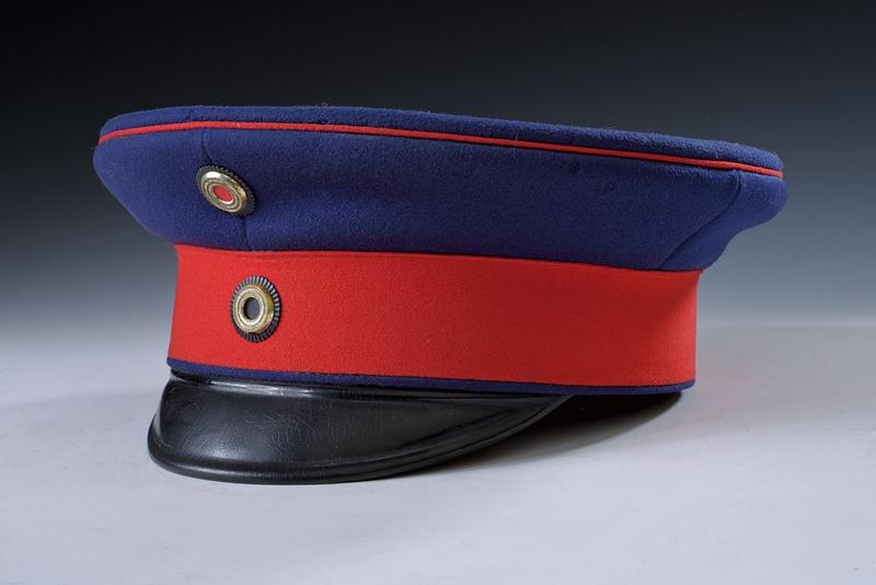 A visor cap for a sergeant of the Kaiser Alexander Garde-Grenadier-Rgt. Nr. 1
