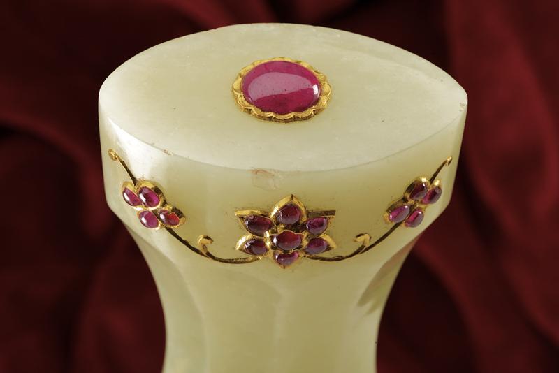 A beautiful jade hilted kandshar decorated with rubies and gold - Image 6 of 7