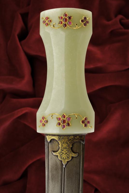 A beautiful jade hilted kandshar decorated with rubies and gold - Image 4 of 7