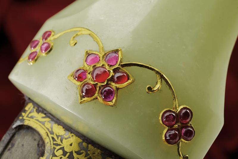 A beautiful jade hilted kandshar decorated with rubies and gold - Image 5 of 7