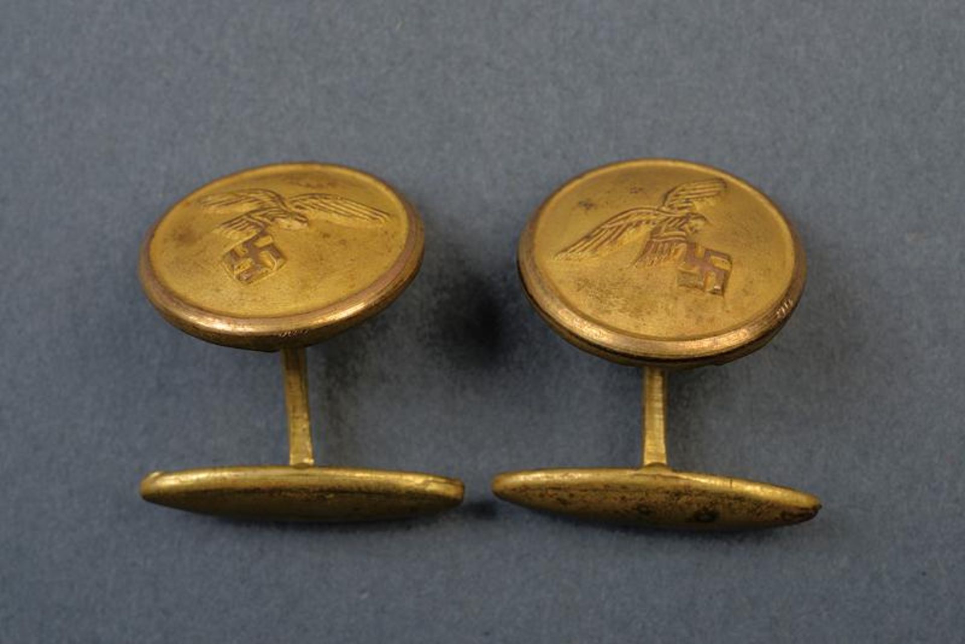 A pair of cufflinks of an air force officer - Bild 2 aus 2