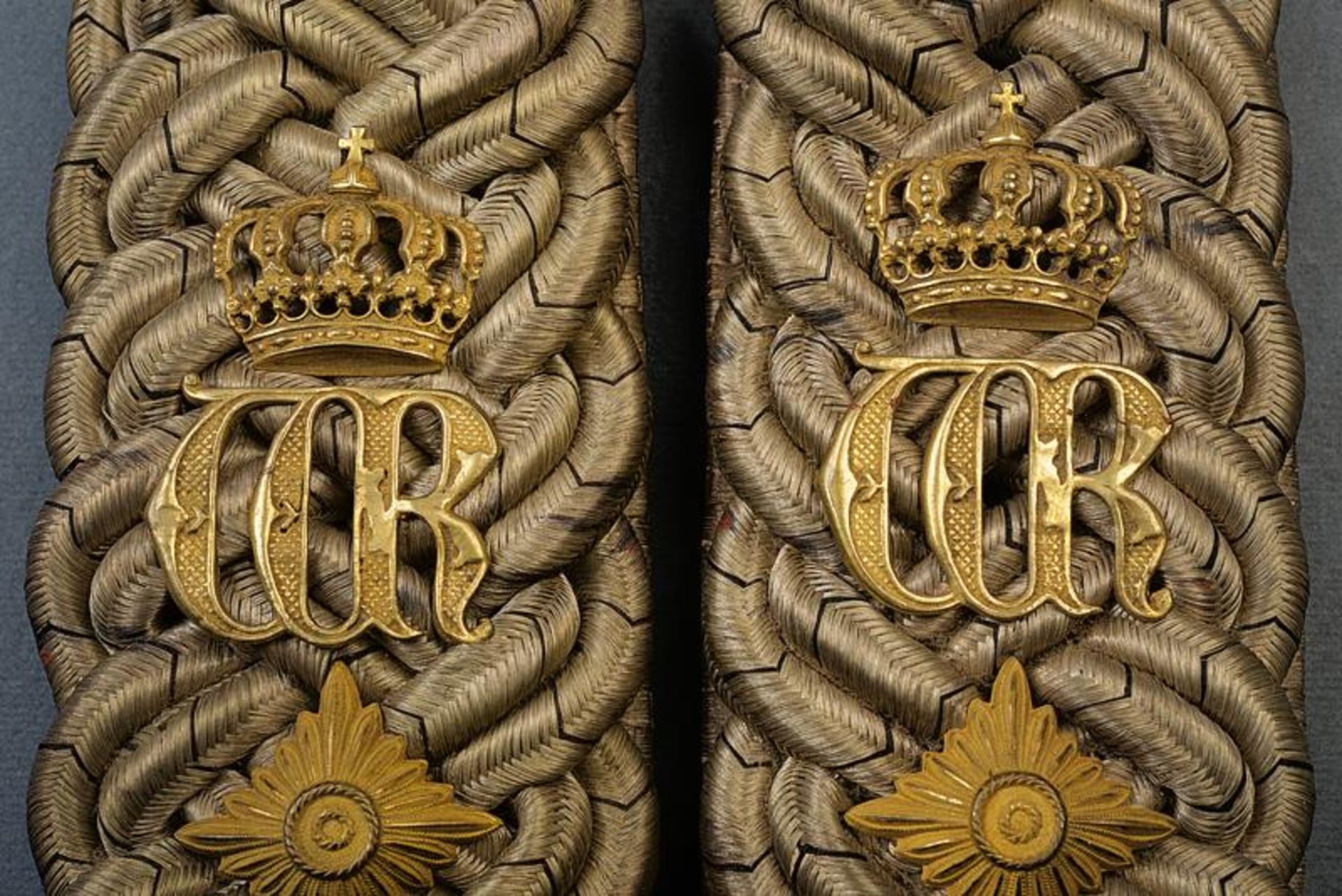A pair of a high ranked state official's shoulder boards - Bild 2 aus 3
