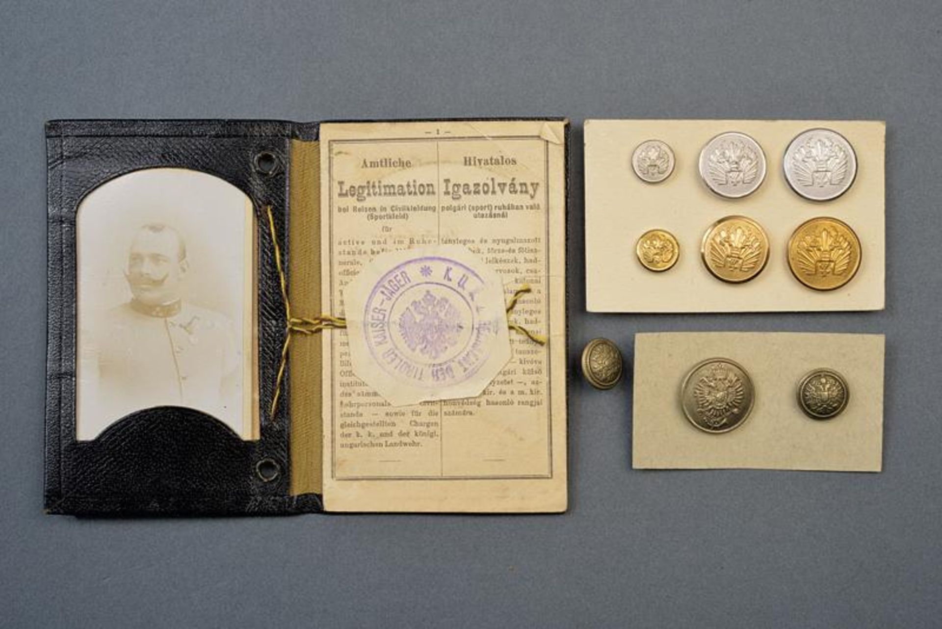 A lot of buttons and a ID card of a Kaiserjaeger with photo
