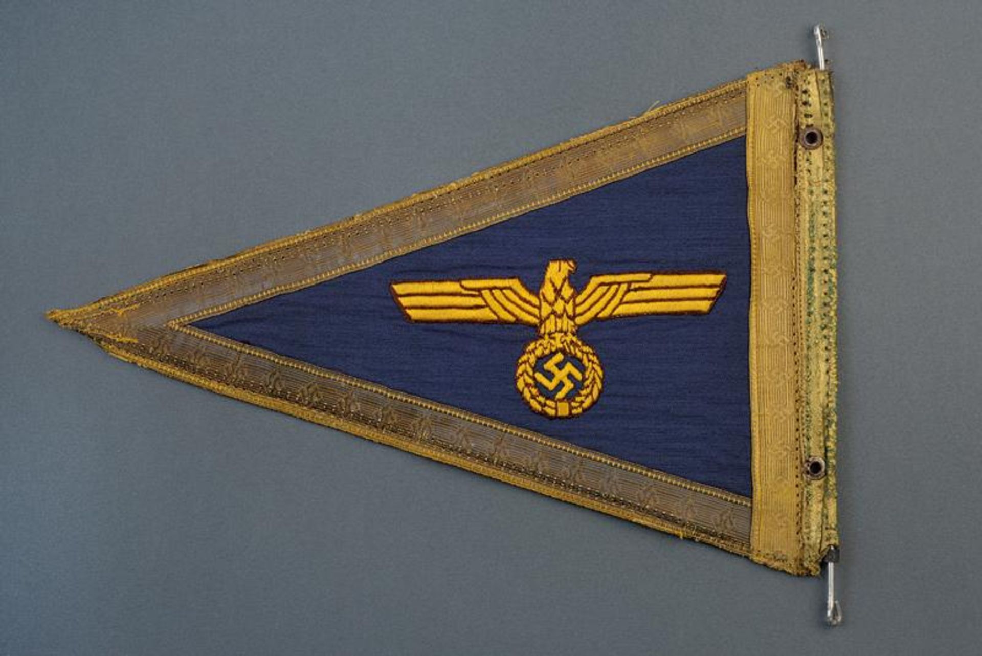 A pennant for an admiral's car - Bild 2 aus 4