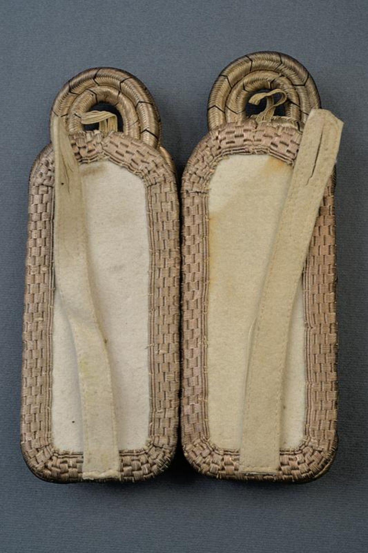 A pair of a high ranked state official's shoulder boards - Bild 3 aus 3