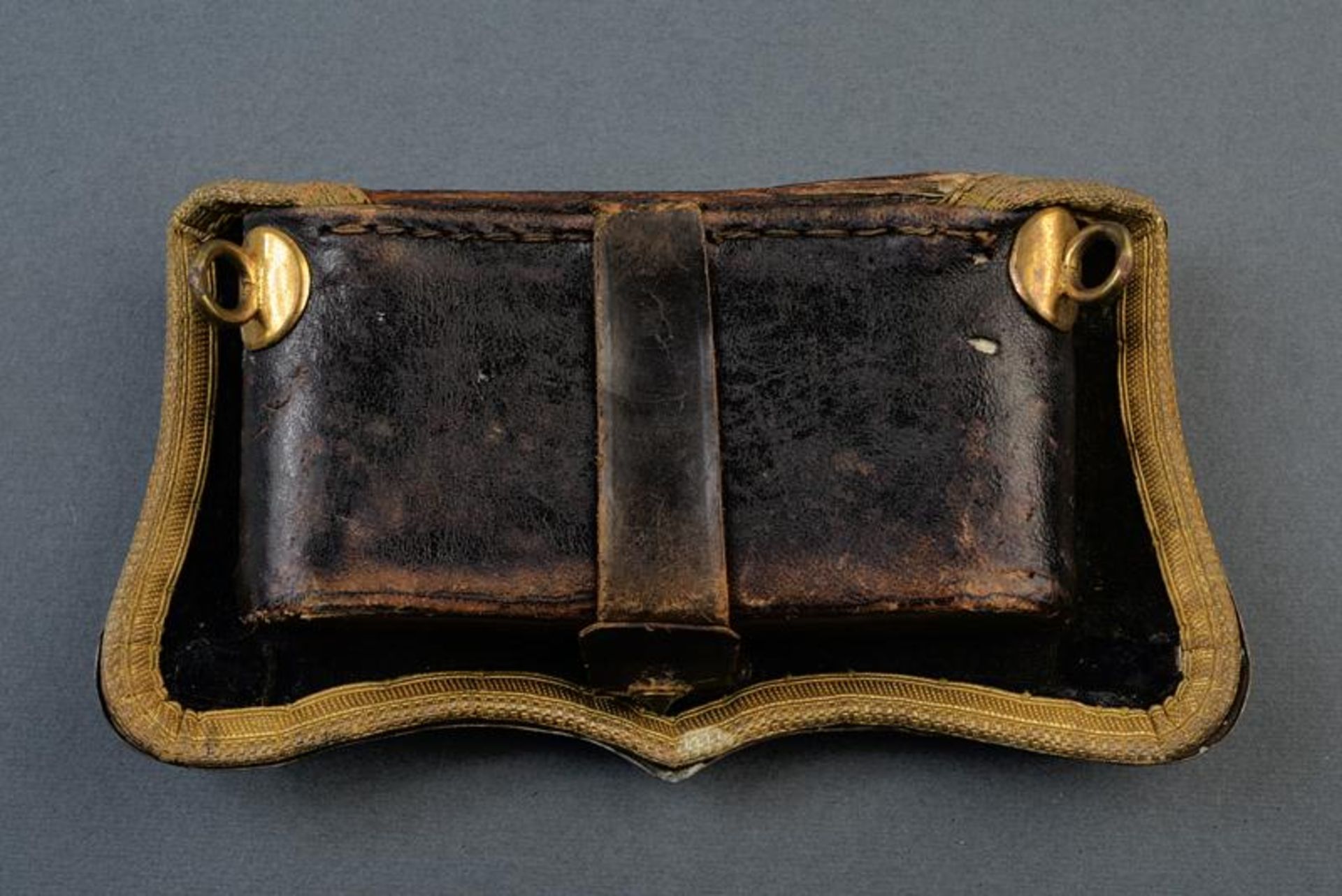 A cavalry officer's cartridge box - Bild 2 aus 3