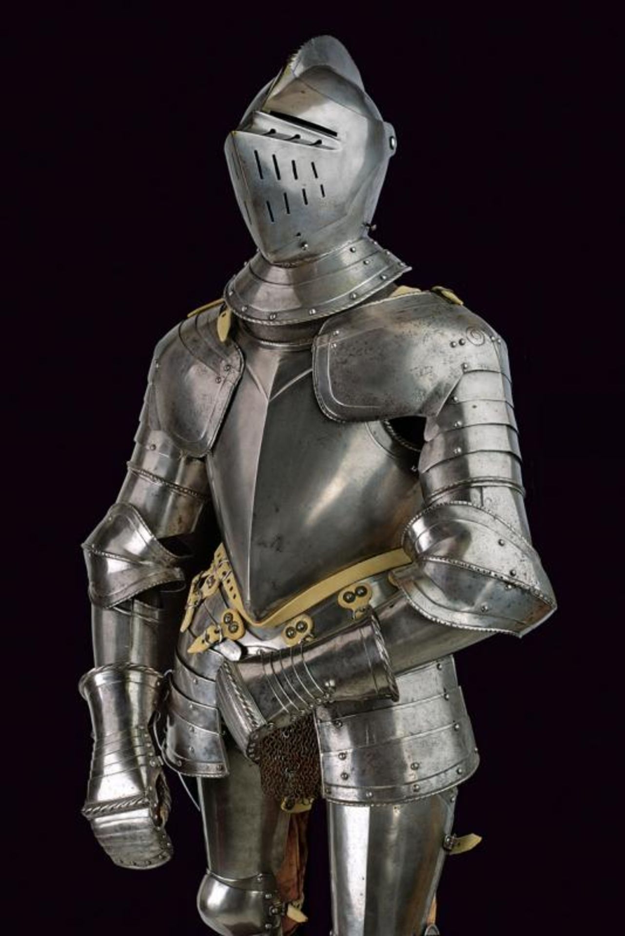 A composite full armour with closed helmet - Bild 4 aus 17