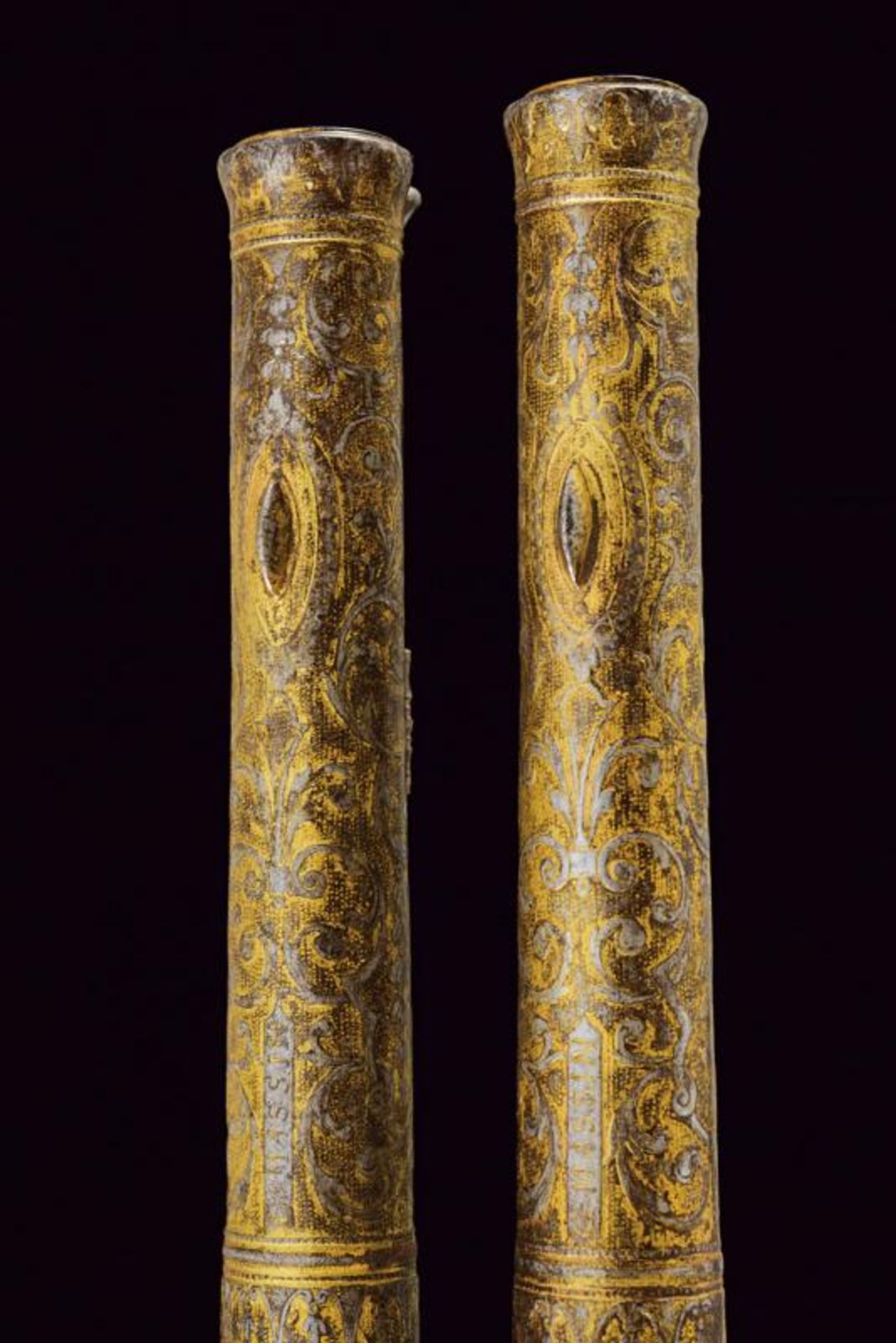 A rare engraved and gilded pair of Queen Anne flintlock pistols by G. Massin - Bild 12 aus 13