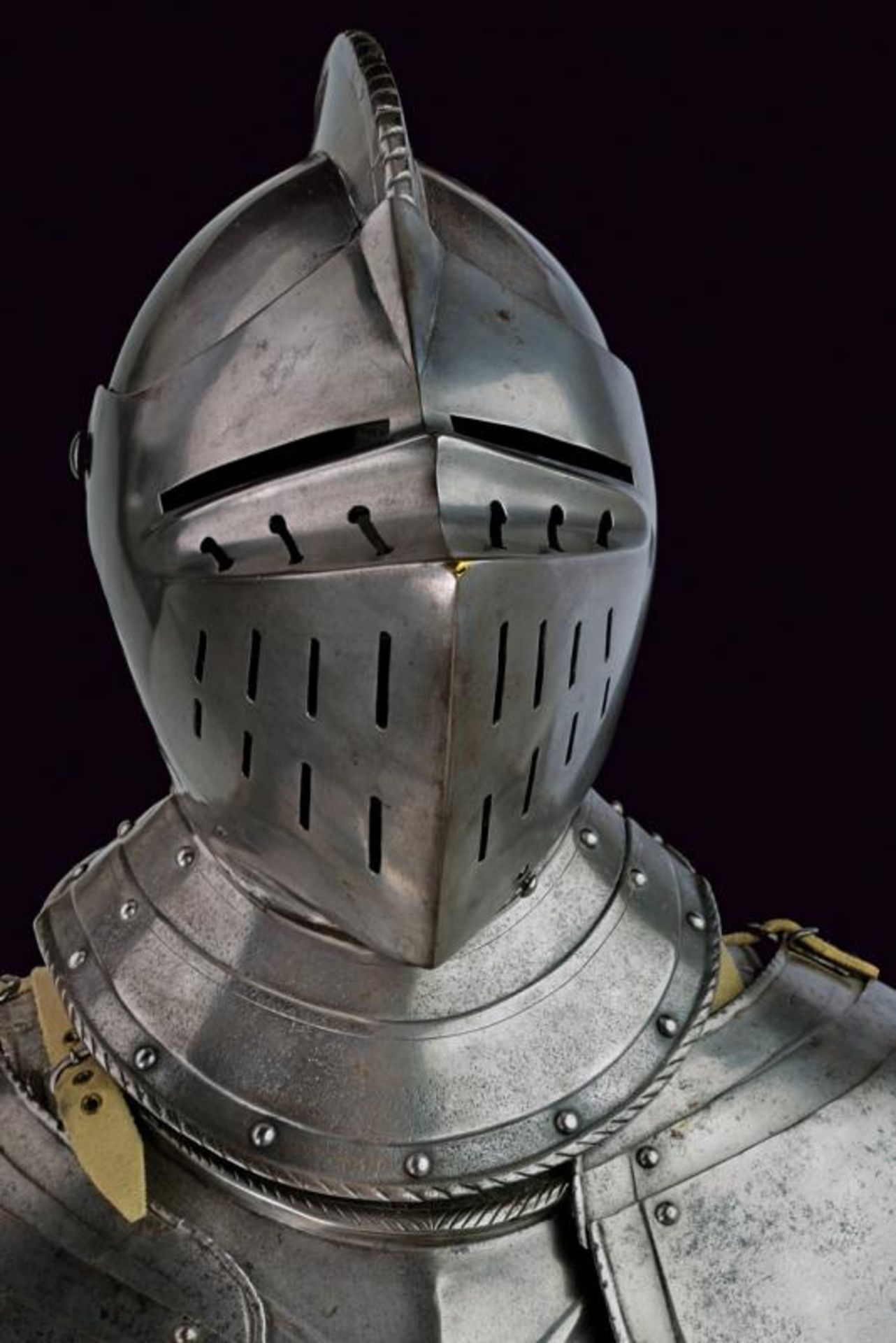 A composite full armour with closed helmet - Bild 13 aus 17