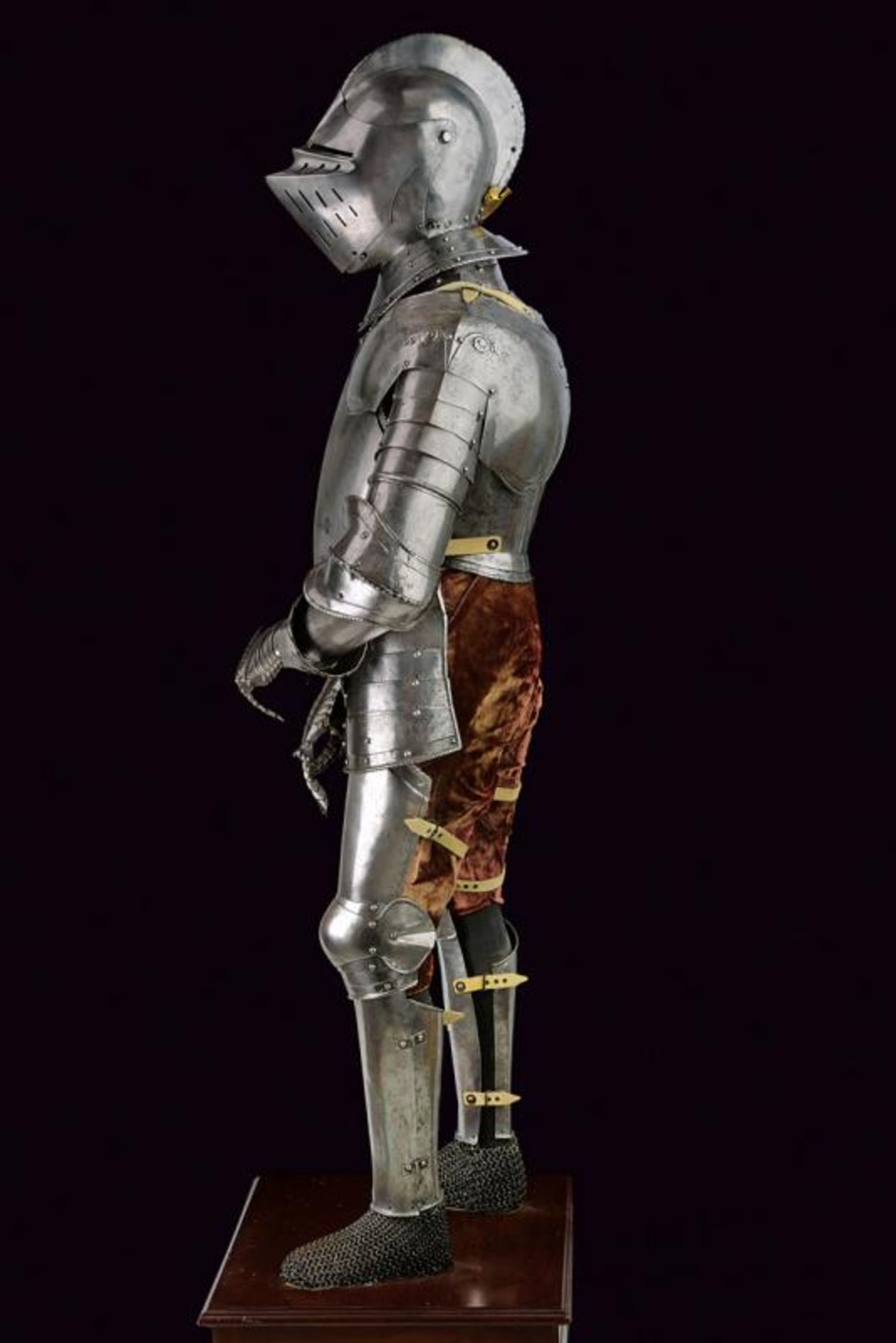 A composite full armour with closed helmet - Bild 16 aus 17