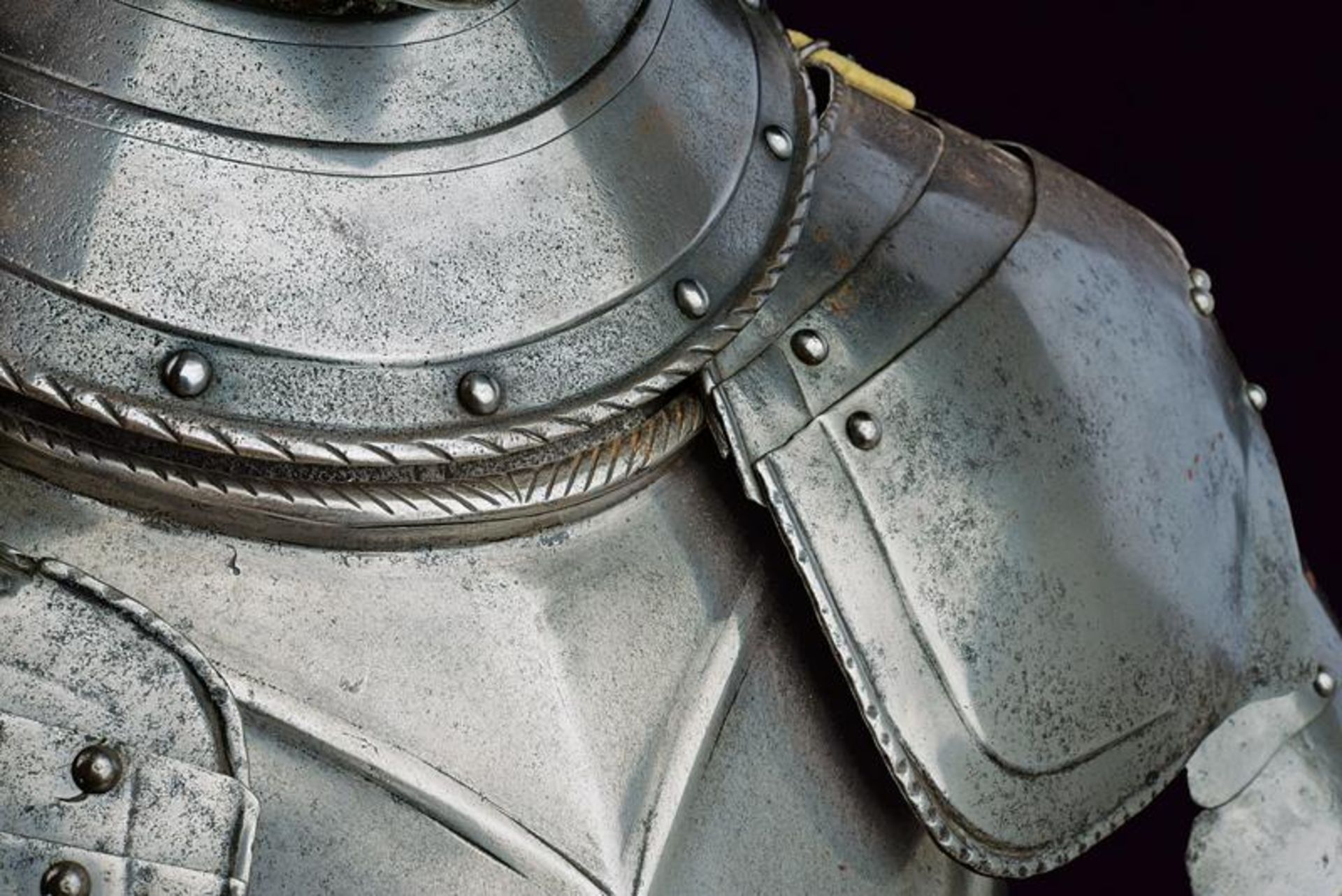 A composite full armour with closed helmet - Bild 7 aus 17