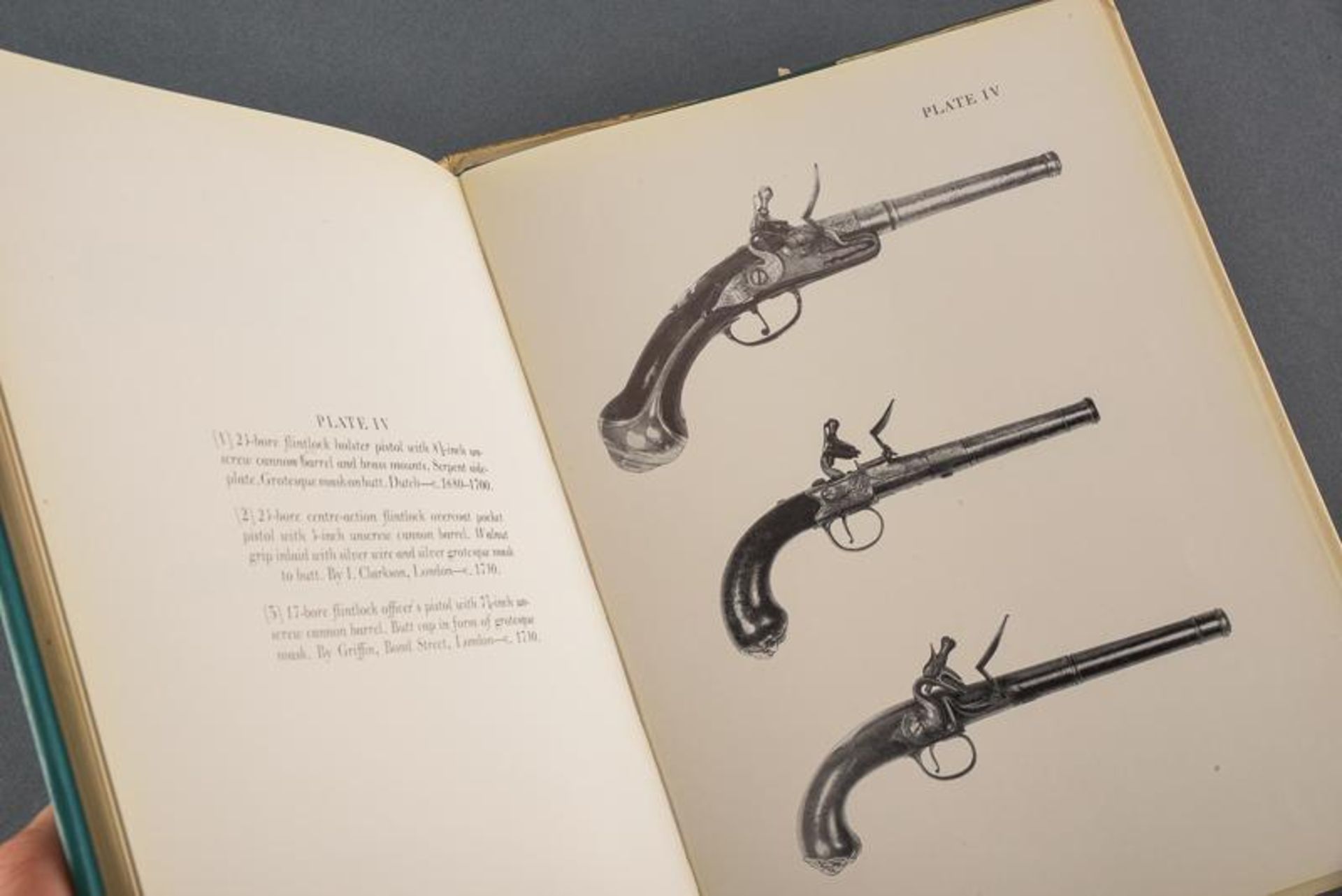 A lot of two volumes on antique firearms - Bild 3 aus 3