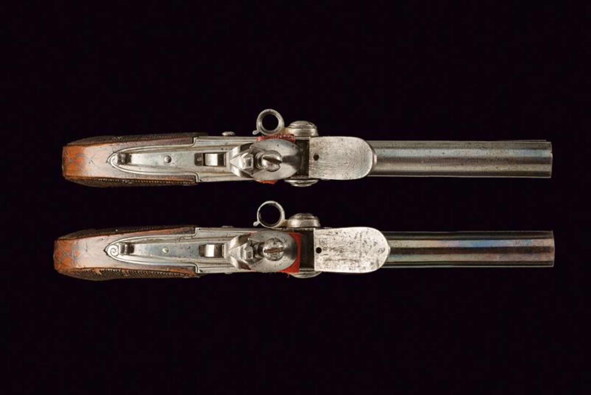 A pair of over and under barrelled flintlock pocket pistols - Bild 2 aus 3