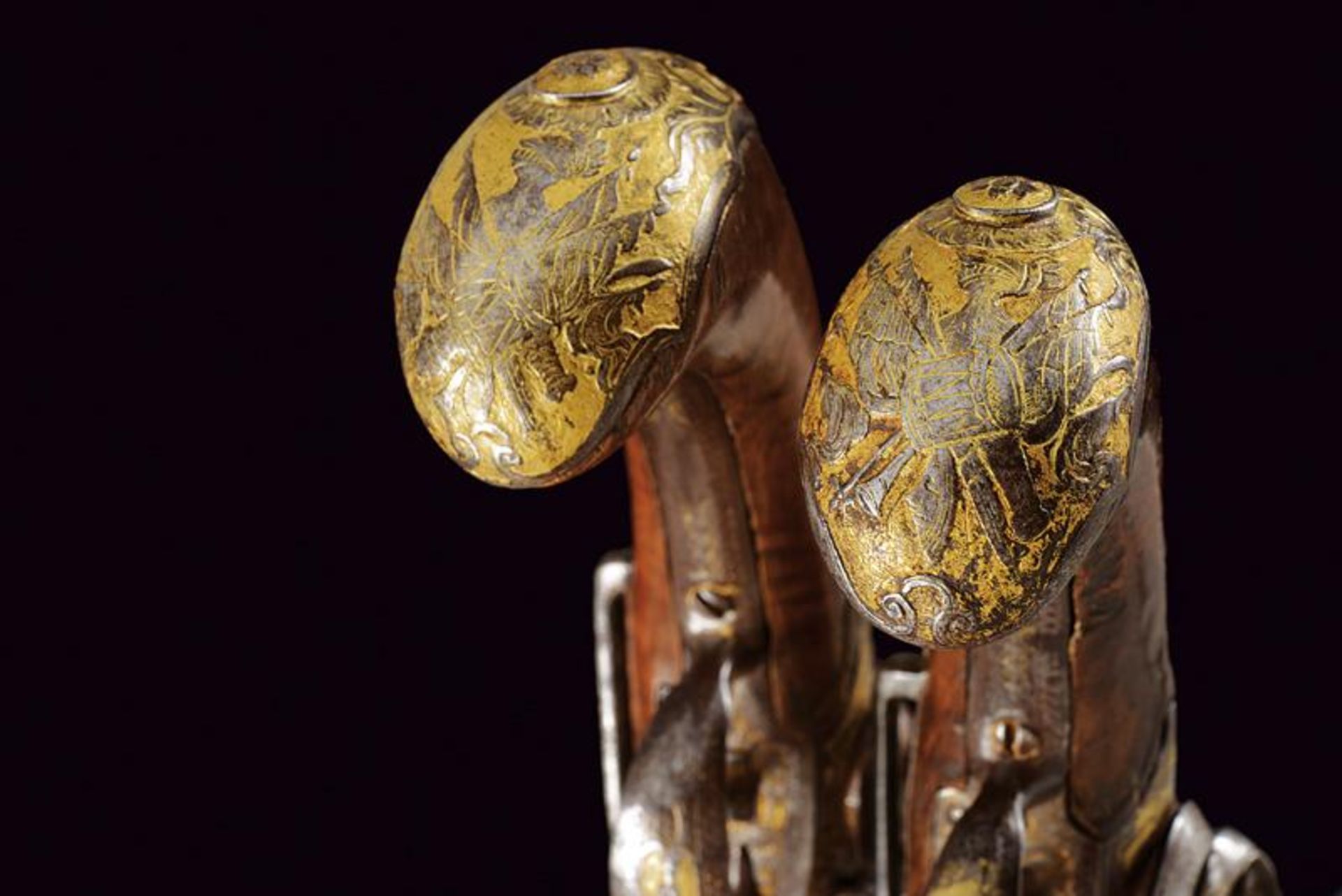 A rare engraved and gilded pair of Queen Anne flintlock pistols by G. Massin - Bild 4 aus 13