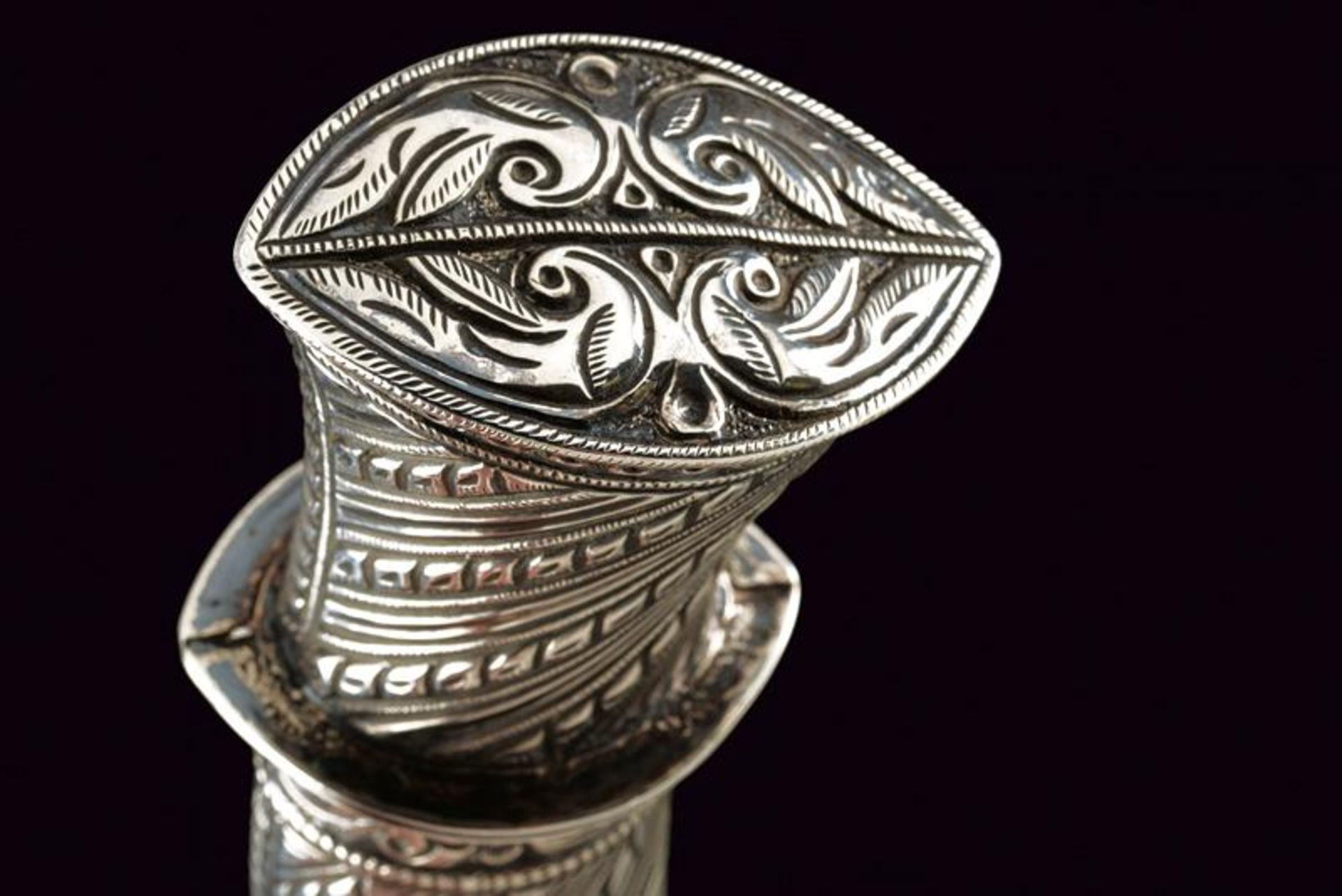 A beautiful silver mounted kukri with belt - Bild 10 aus 11