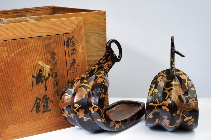 A pair of lacquered abumi (stirrups)