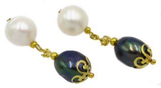 Pair of gilt chin link pearl cufflinks Condition Report <a href='//www.