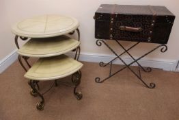 Nest of three tables on scrolled gilt metal supports (D61cm,