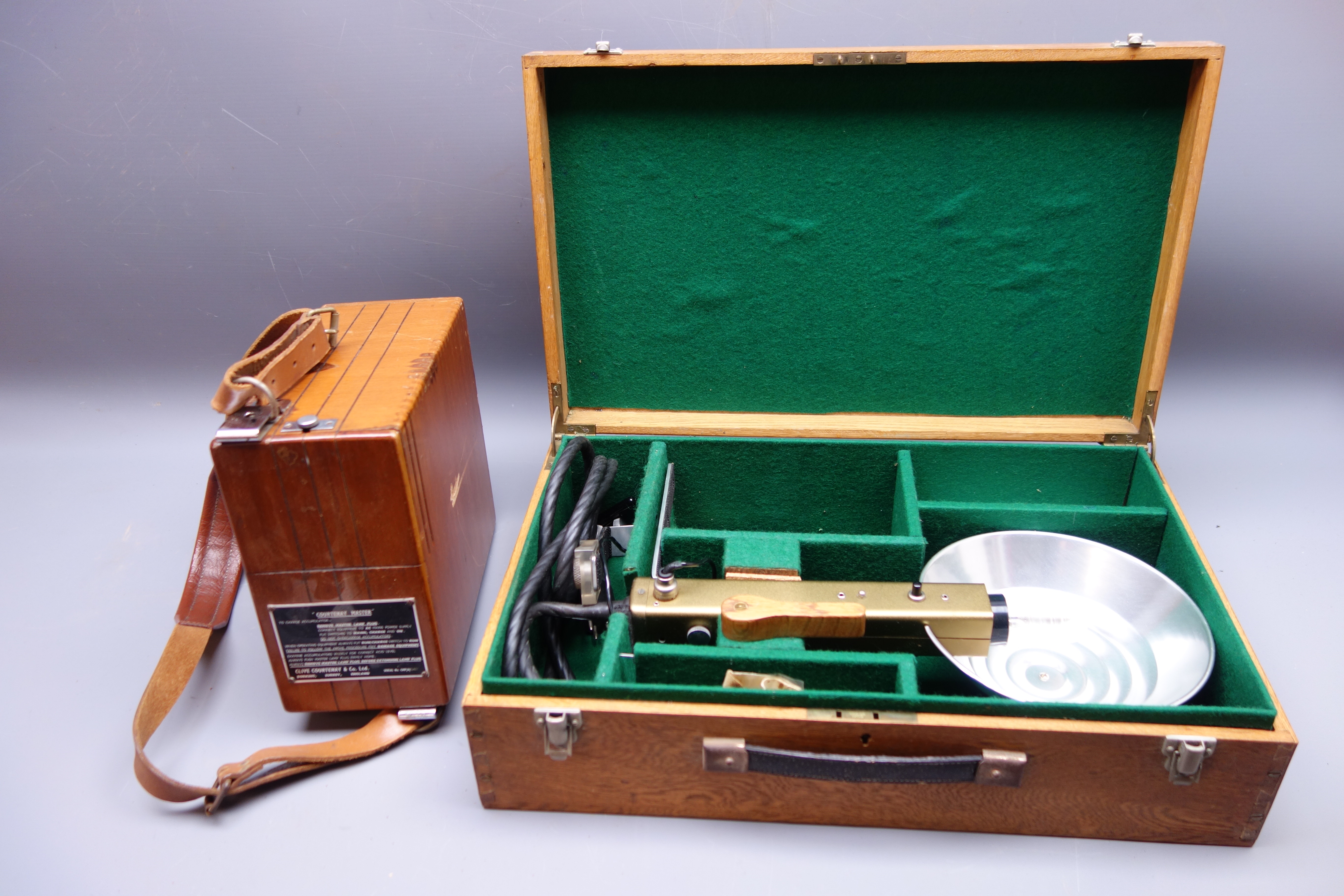 Clive Courtenay vintage Flash gun in fitted oak case with Courtenay Master battery accumulator No.