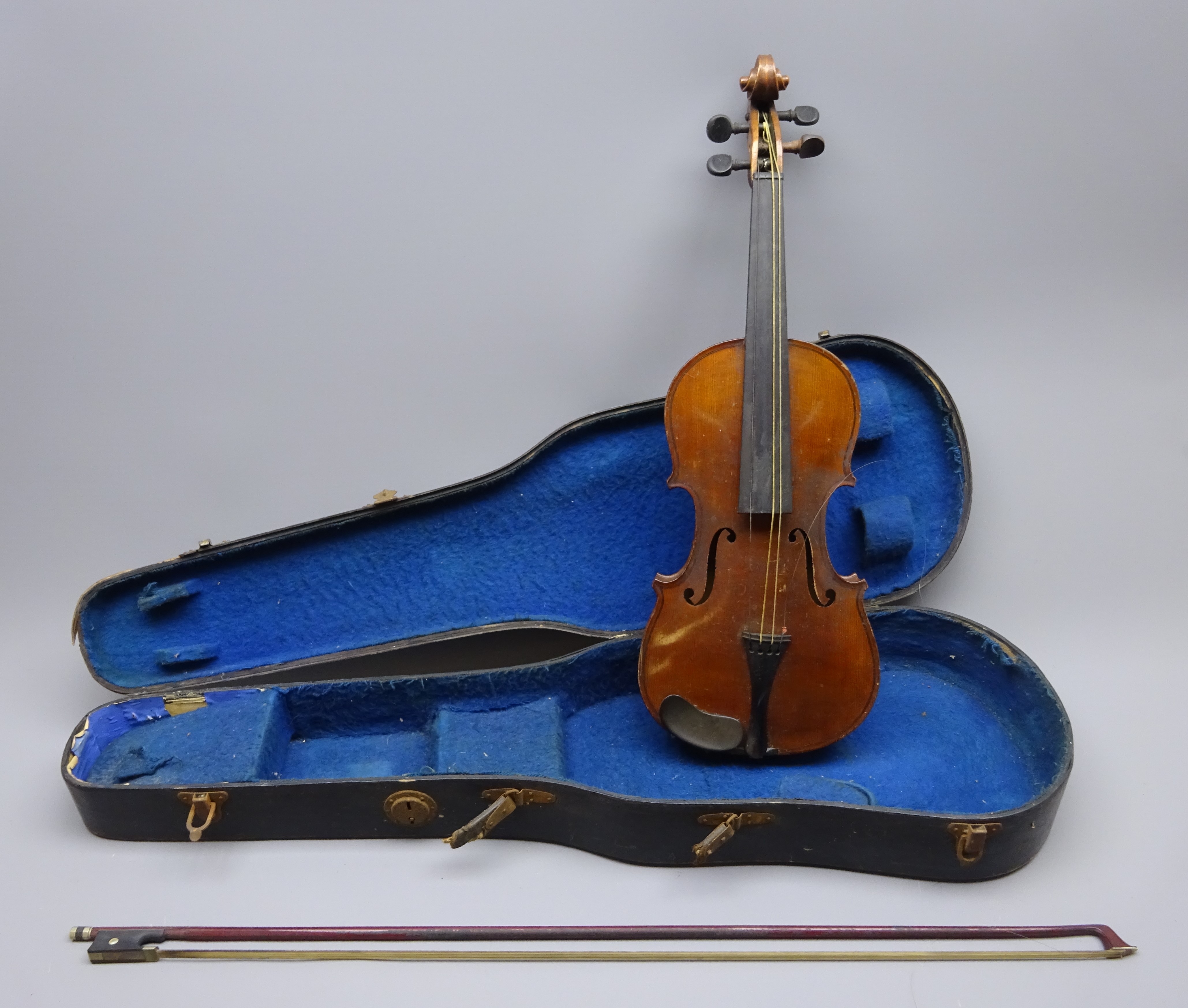 Early 20th century Saxony three-quarter size violin c1900 with 33.