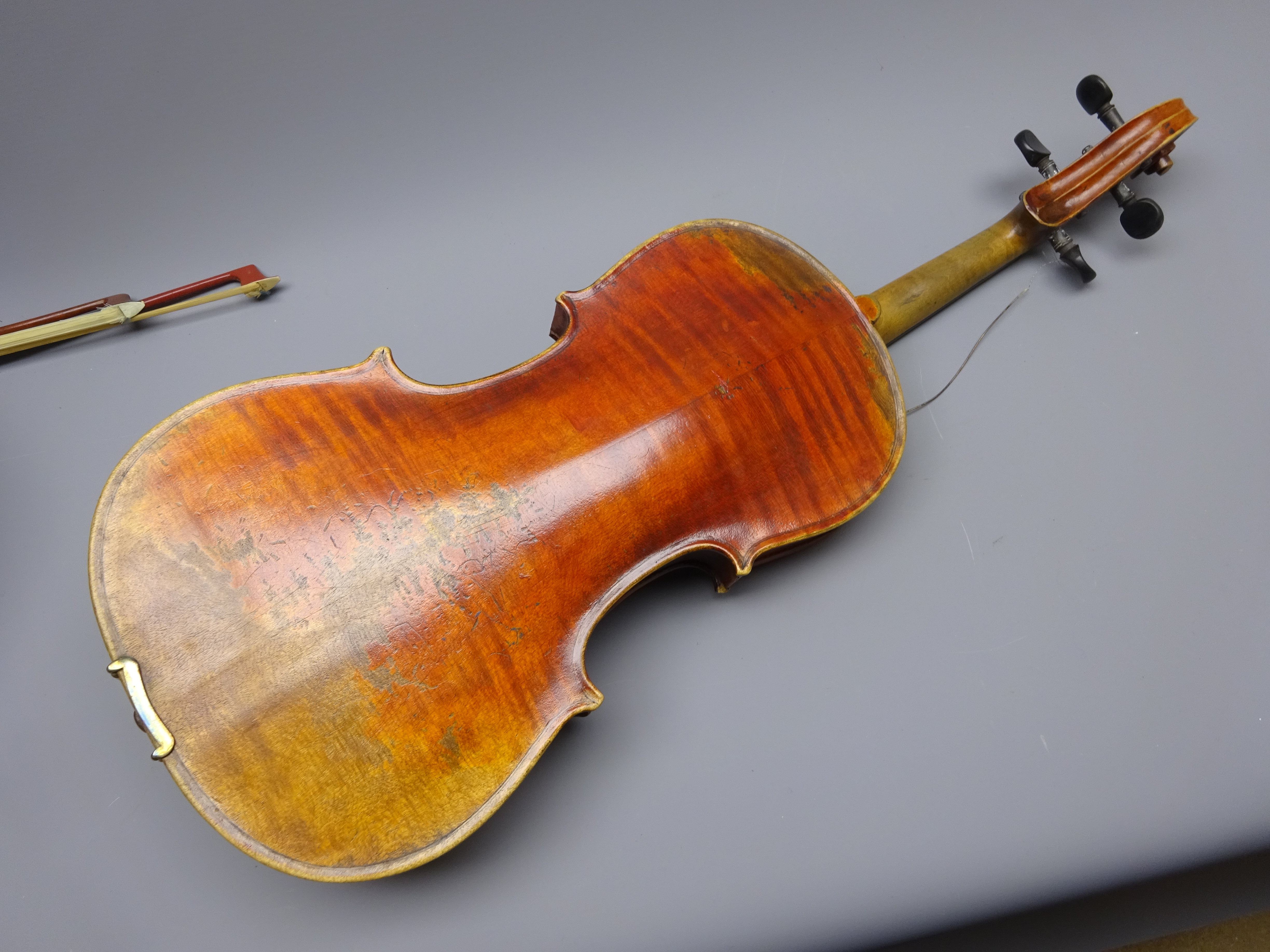 Early 20th century German violin with 36cm two-piece maple back and ribs and spruce top L58. - Image 6 of 9