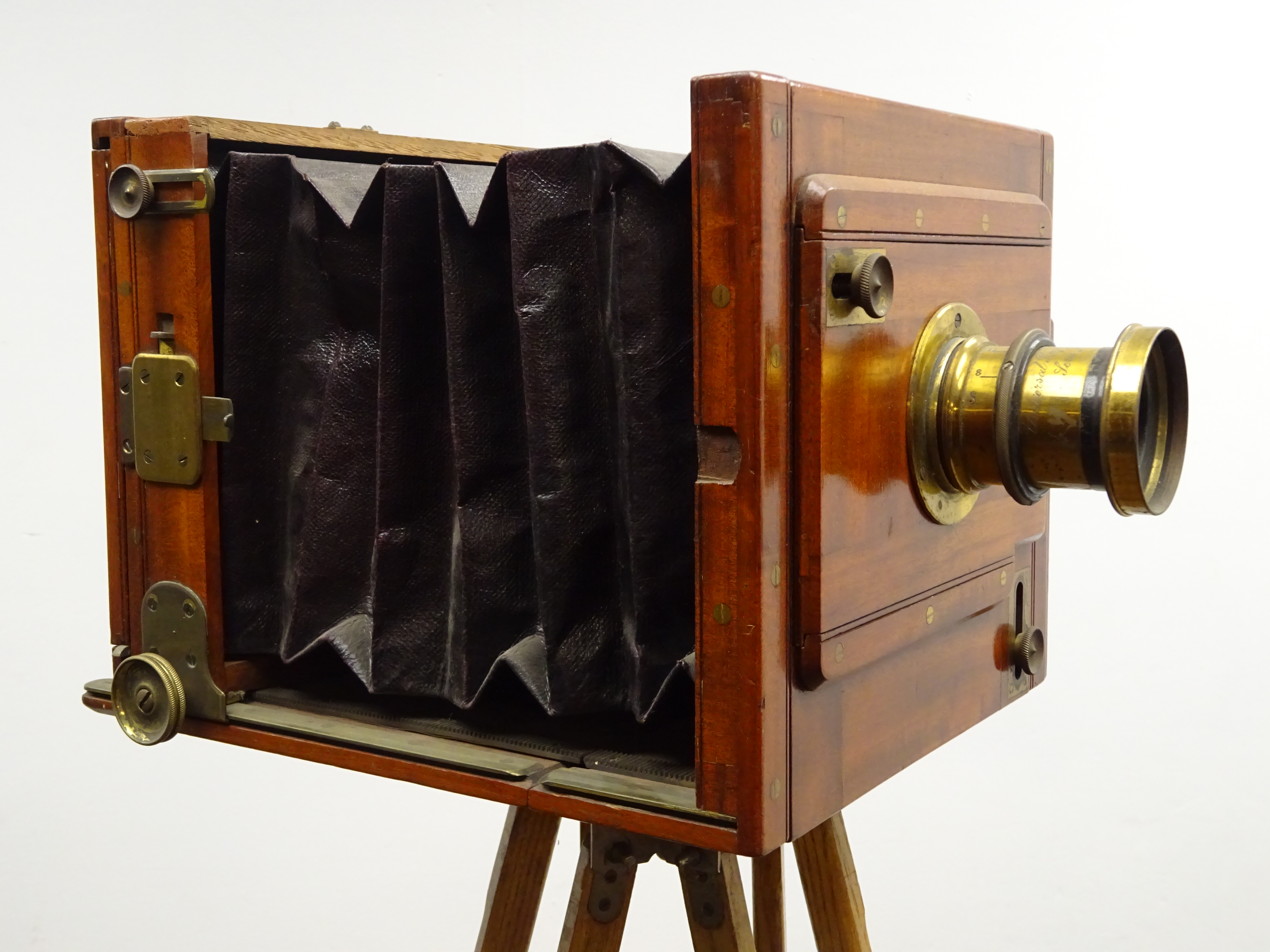 Mahogany and brass 41/2in x 6in plate folding tailbord camera with Universal Rapid Aplanat Serie E - Image 2 of 6