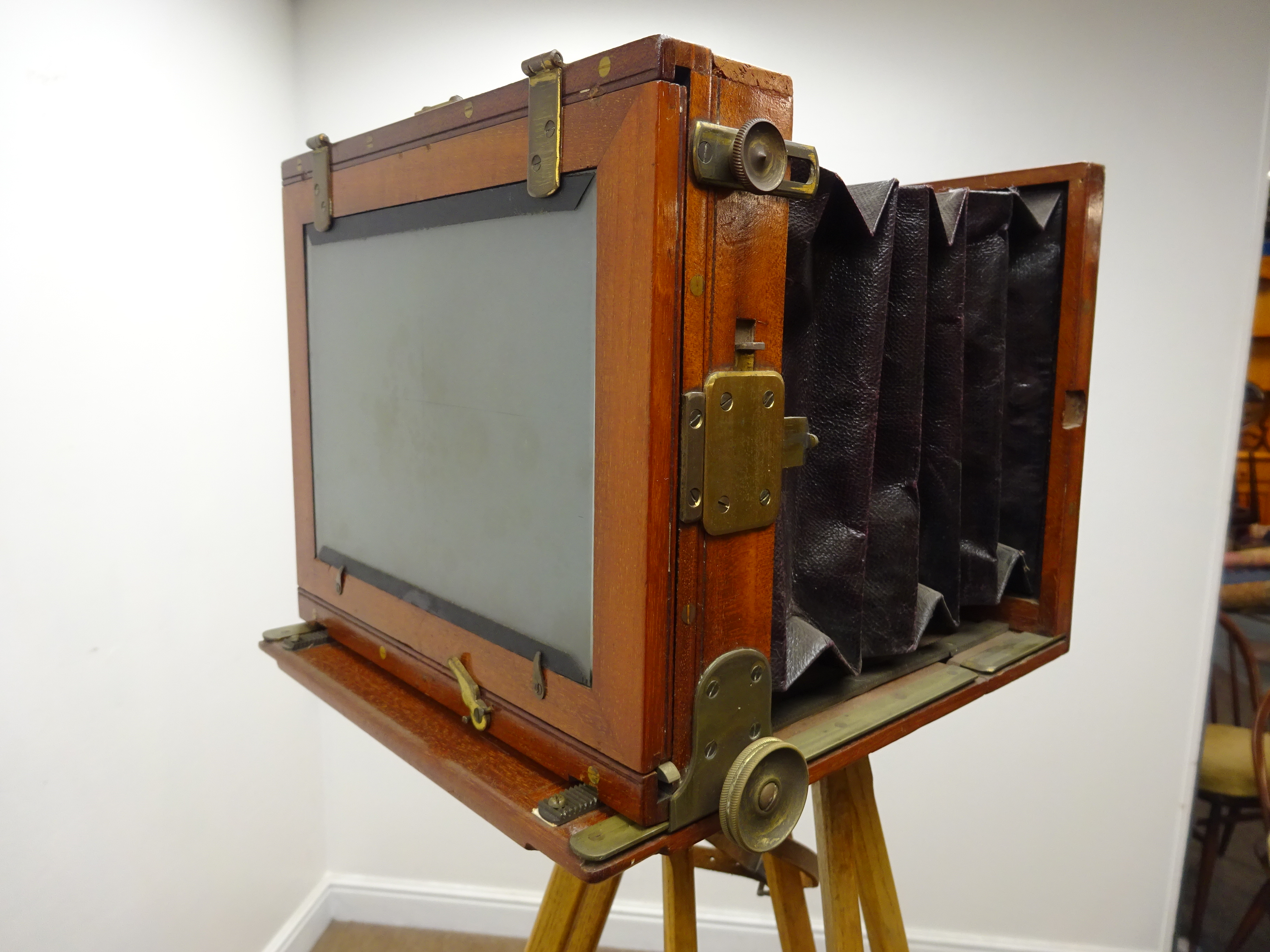 Mahogany and brass 41/2in x 6in plate folding tailbord camera with Universal Rapid Aplanat Serie E - Image 5 of 6