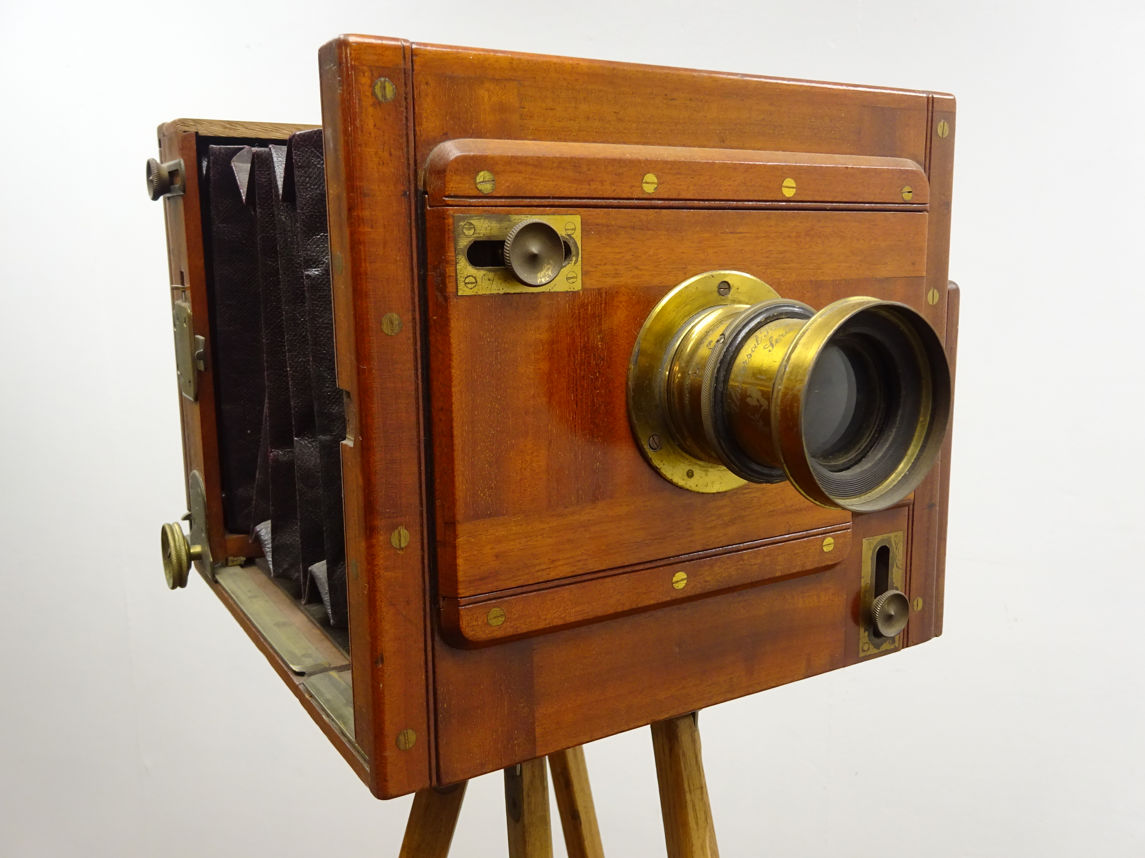 Mahogany and brass 41/2in x 6in plate folding tailbord camera with Universal Rapid Aplanat Serie E - Image 3 of 6