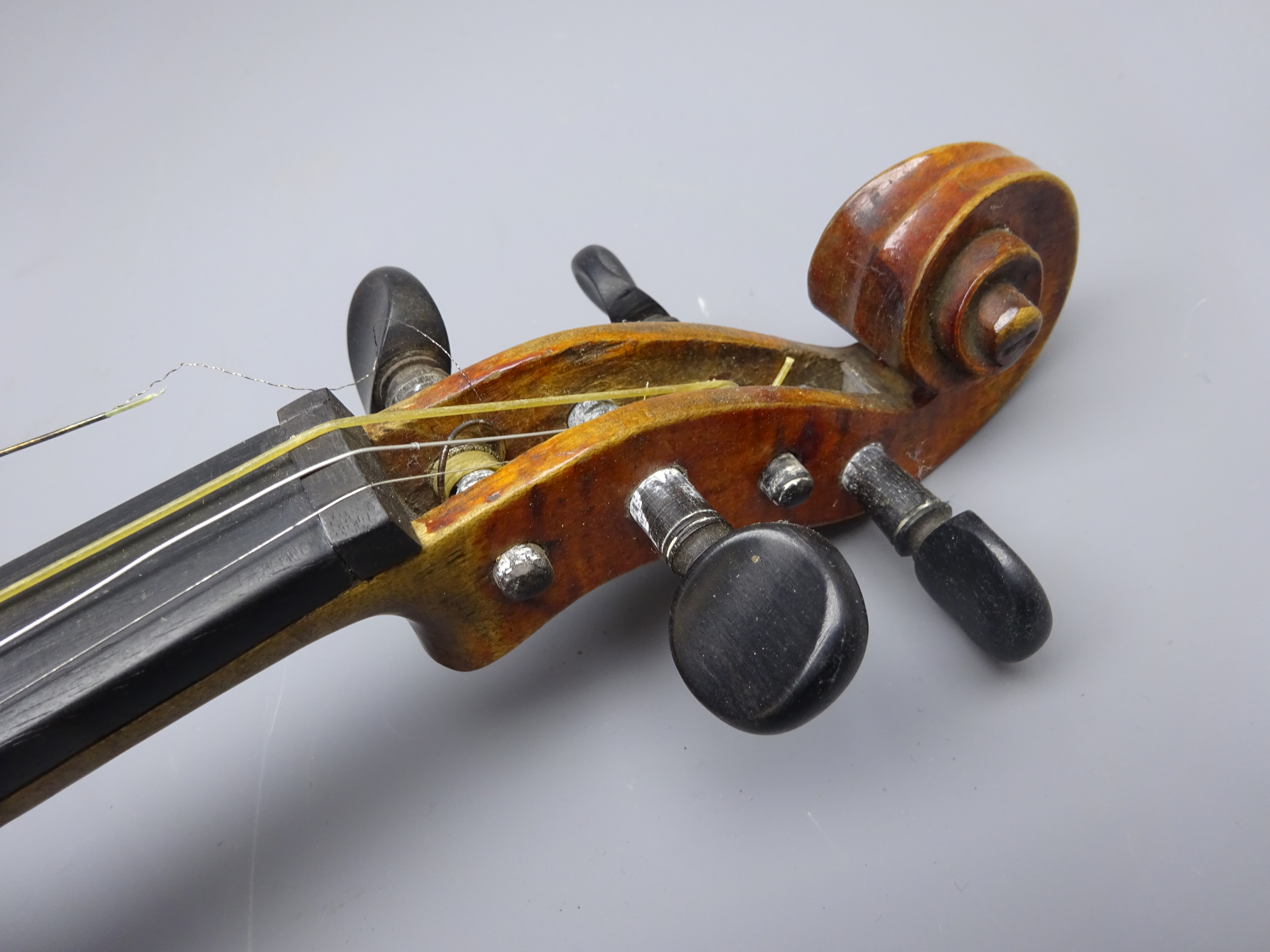 Early 20th century German violin with 36cm two-piece maple back and ribs and spruce top L58. - Image 4 of 9