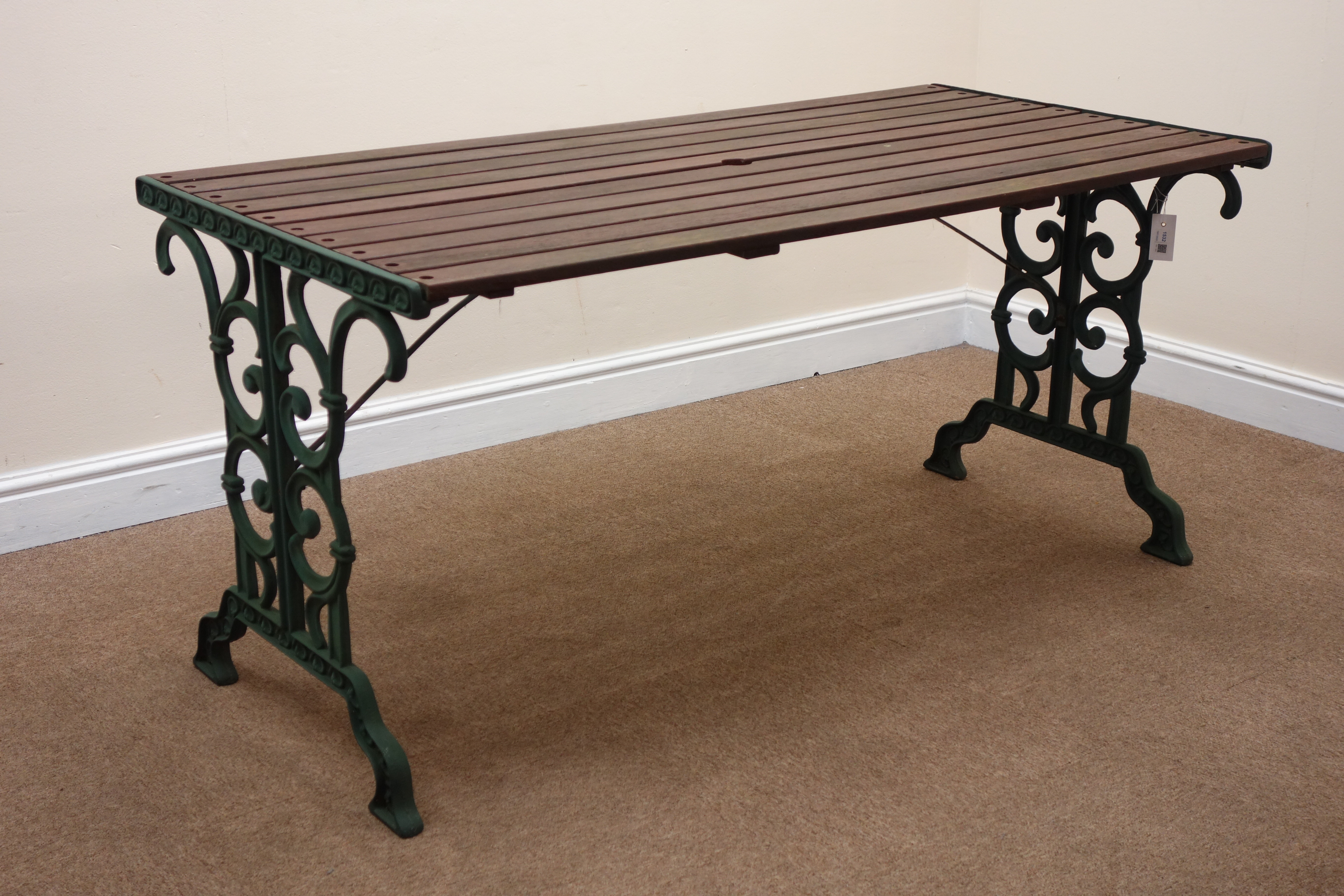 Cast iron and wood slatted rectangular garden table (W141cm, H66cm, - Image 5 of 5