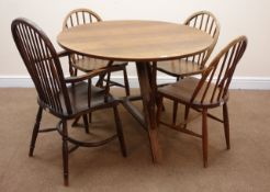 20th century circular oak dining table, three supports joined by stretchers (D107cm,