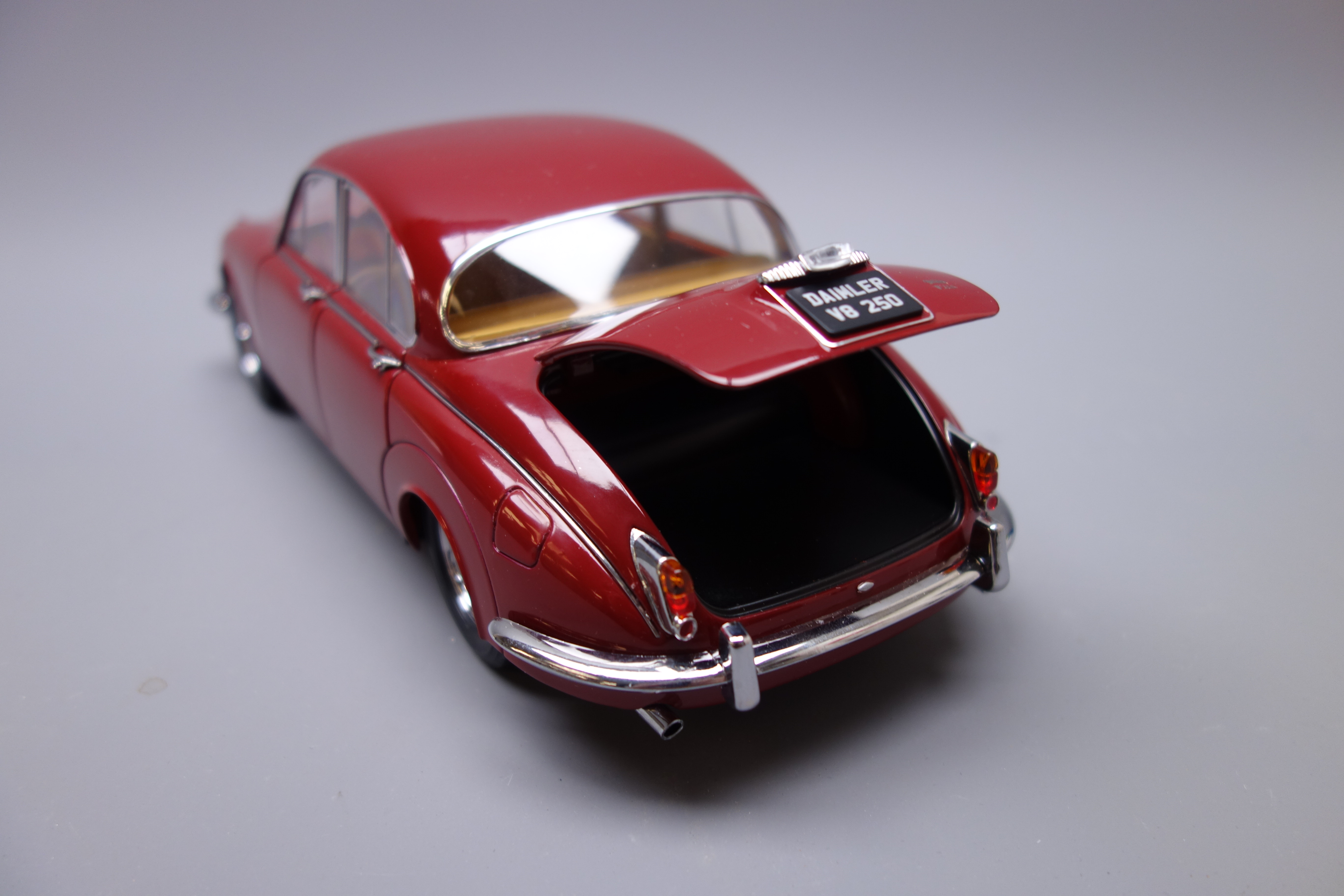 Paragon limited edition 1:18 scale die-cast model of a 1967 Daimler V8-250, No. - Image 6 of 10