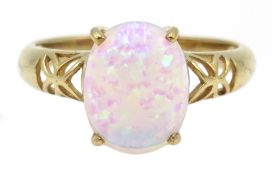 9ct gold single stone oval opal ring, hallmarked Condition Report Approx 2.