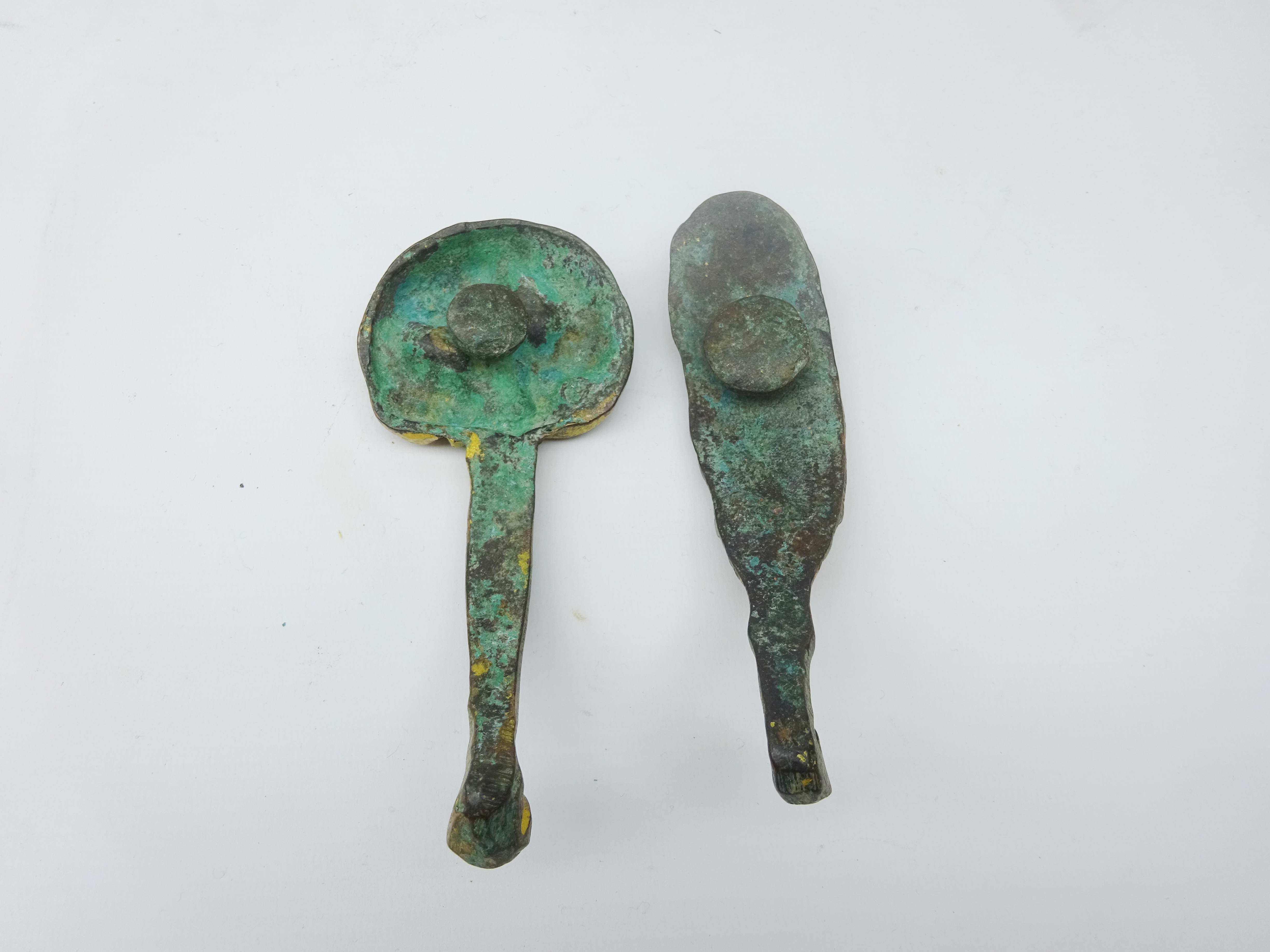 Two Chinese gilt bronze belt hooks with Archaic decoration, - Image 2 of 2