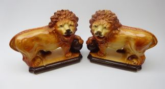 Pair Staffordshire style lions, L35cm Condition Report <a href='//www.