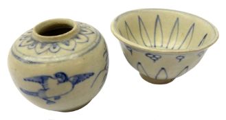 Vietnamese Hoi An Hoard blue and white Jarlet and cup (D6cm) with Nauticalia certificates (2)