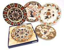 Five Royal Crown Derby plates comprising Old Imari no. 1128 D26.5cm, 1916 Imari pattern no.