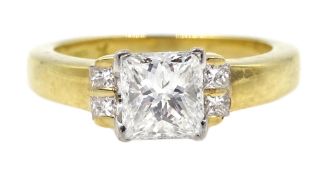 18ct gold princess cut diamond ring, the central diamond of approx 0.
