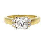 18ct gold princess cut diamond ring, the central diamond of approx 0.