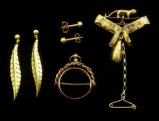 15ct gold brooch, two pairs of 9ct gold earrings, all tested and gold swivel fob pendant stamped 9.