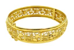 Asian 22ct gold filigree hinged bangle, stamped 916 approx 22.