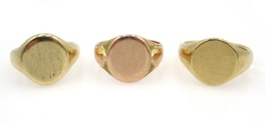 9ct rose gold signet ring, Chester 1916 and two other 9ct yellow gold signet rings hallmarked,