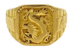 Asian 22ct gold gentleman's dragon signet ring, stamped 916, approx 10.
