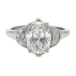 Platinum three stone diamond ring, the oval centre stone of approx 1.