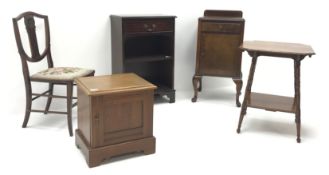 Walnut bedside cabinet, raised back, single door drawer above cupboard, cabriole feet (W42cm, H81cm,