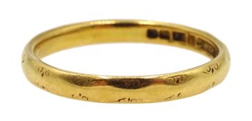 22ct gold band hallmarked, approx 2.